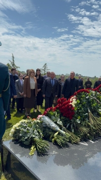 Связь поколений и память о лидерах: сотрудники Контрольной палаты почтили память Первого и Второго Президентов